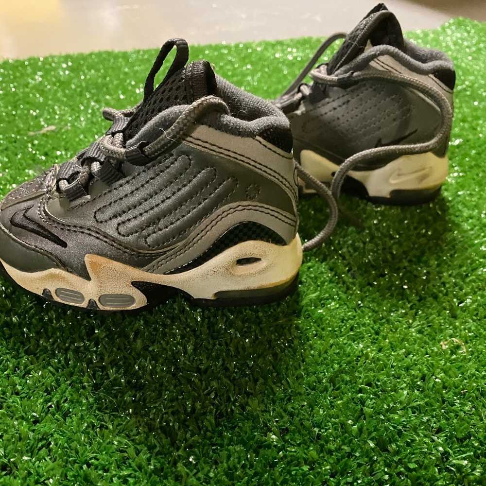 Boys griffey Nike shoes size 4c